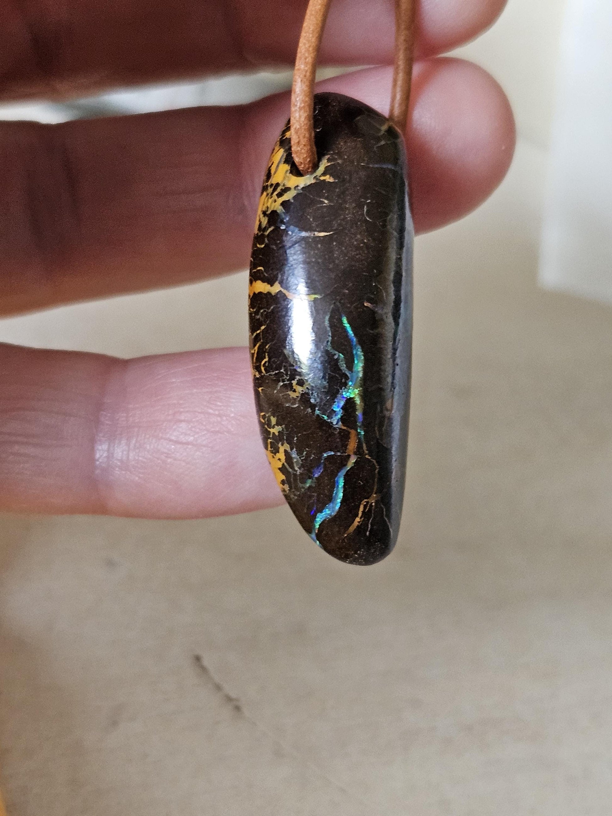 Atemberaubender Boulder Opal, Boulderopal Anhänger, "Heile Welt", 40 x 14 x 12 mm, gebohrt, an verstellbarem Lederband