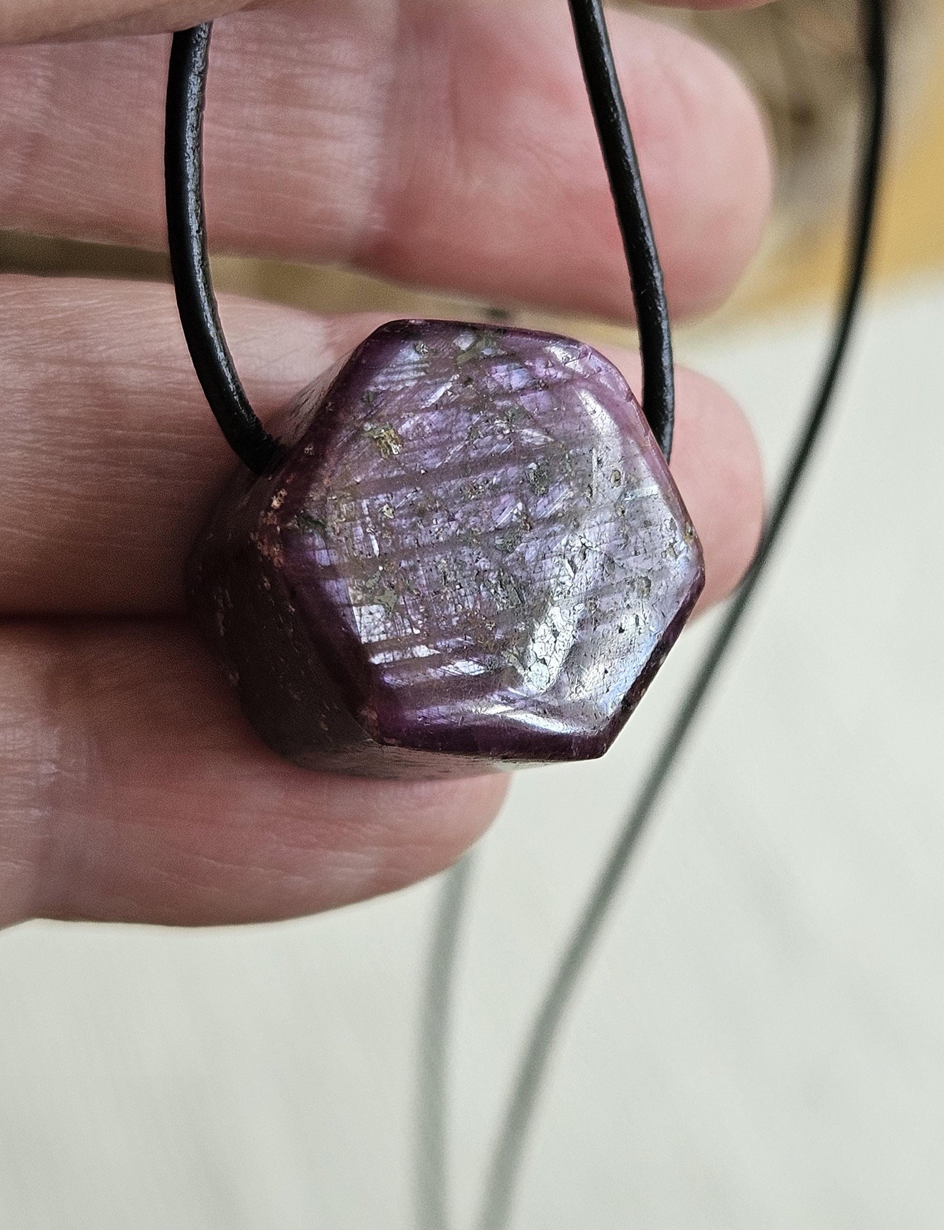 Rubin Kristall Anhänger, Ruby pedants , 20 x 20 x 15 mm, gebohrt, an verstellbarem Lederband