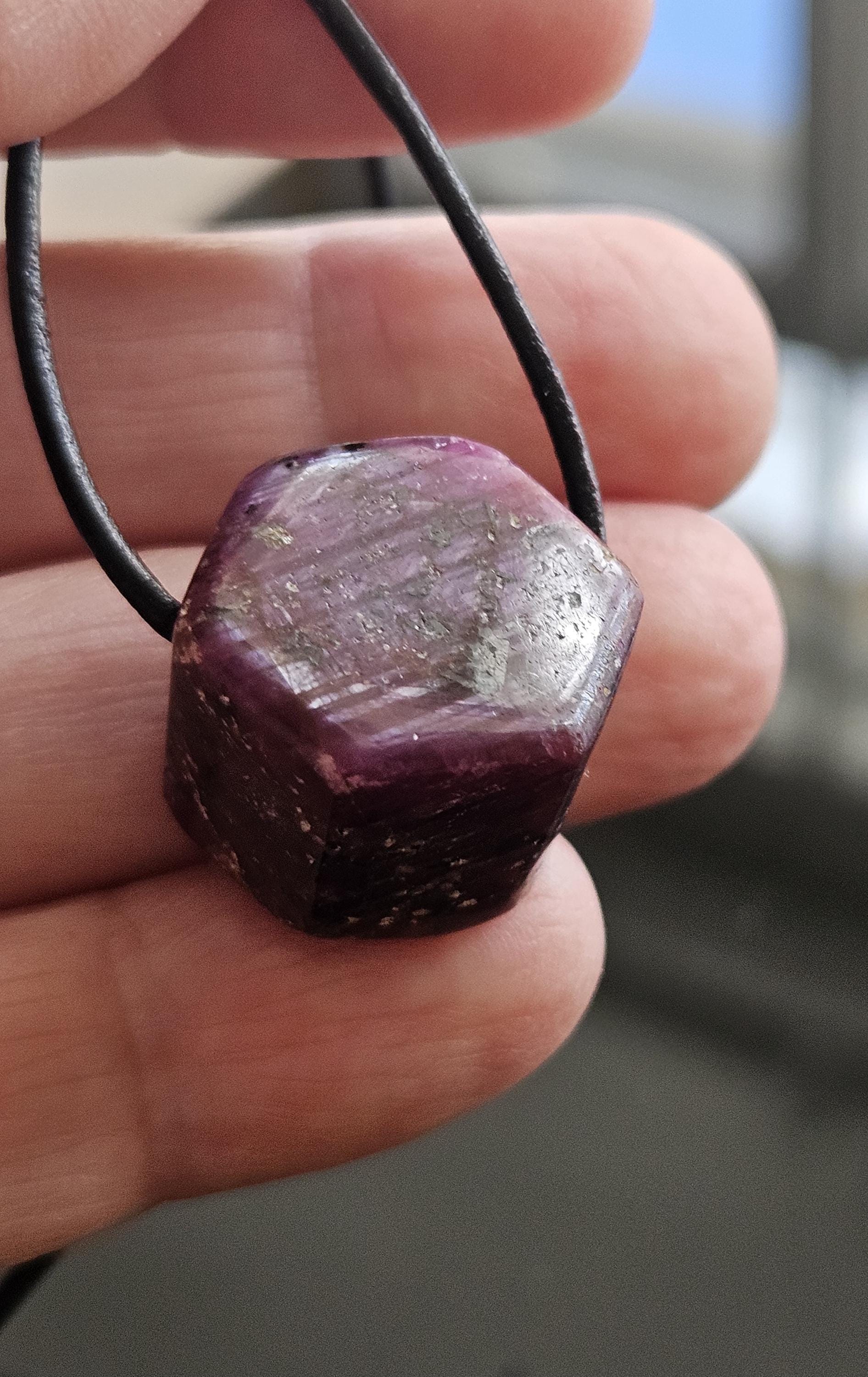 Rubin Kristall Anhänger, Ruby pedants , 20 x 20 x 15 mm, gebohrt, an verstellbarem Lederband