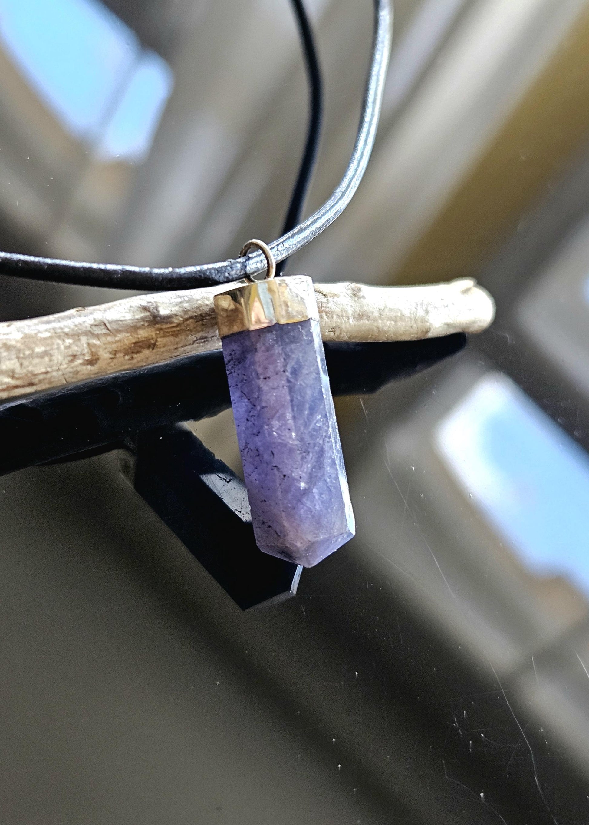 Tansanit Kristall Kristallspitze, Tanzanit, Anhänger, 22 x 8 x 8 mm, an 925er Silberöse, an verstellbarem Lederband