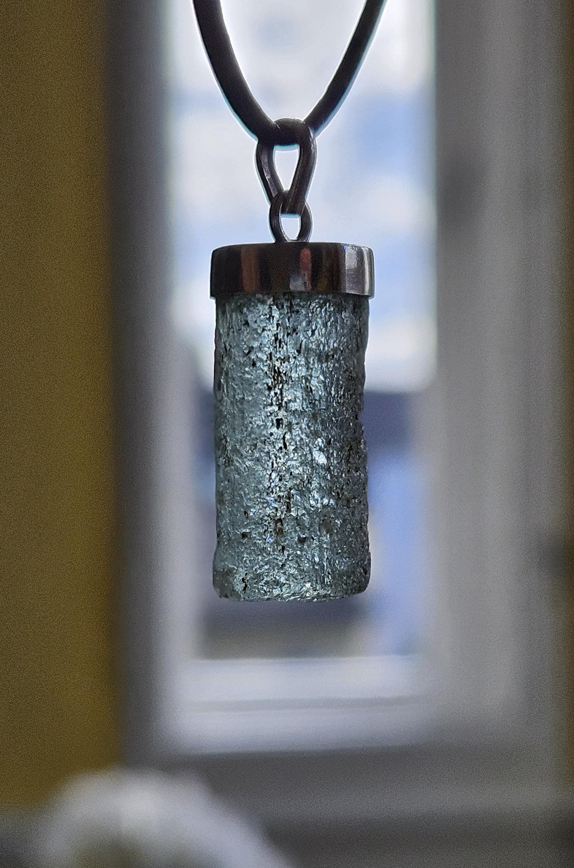 Crasheis Aquamarin Stäbchen Rohstein, Anhänger, an 925er Silberöse, an verstellbarem Lederband