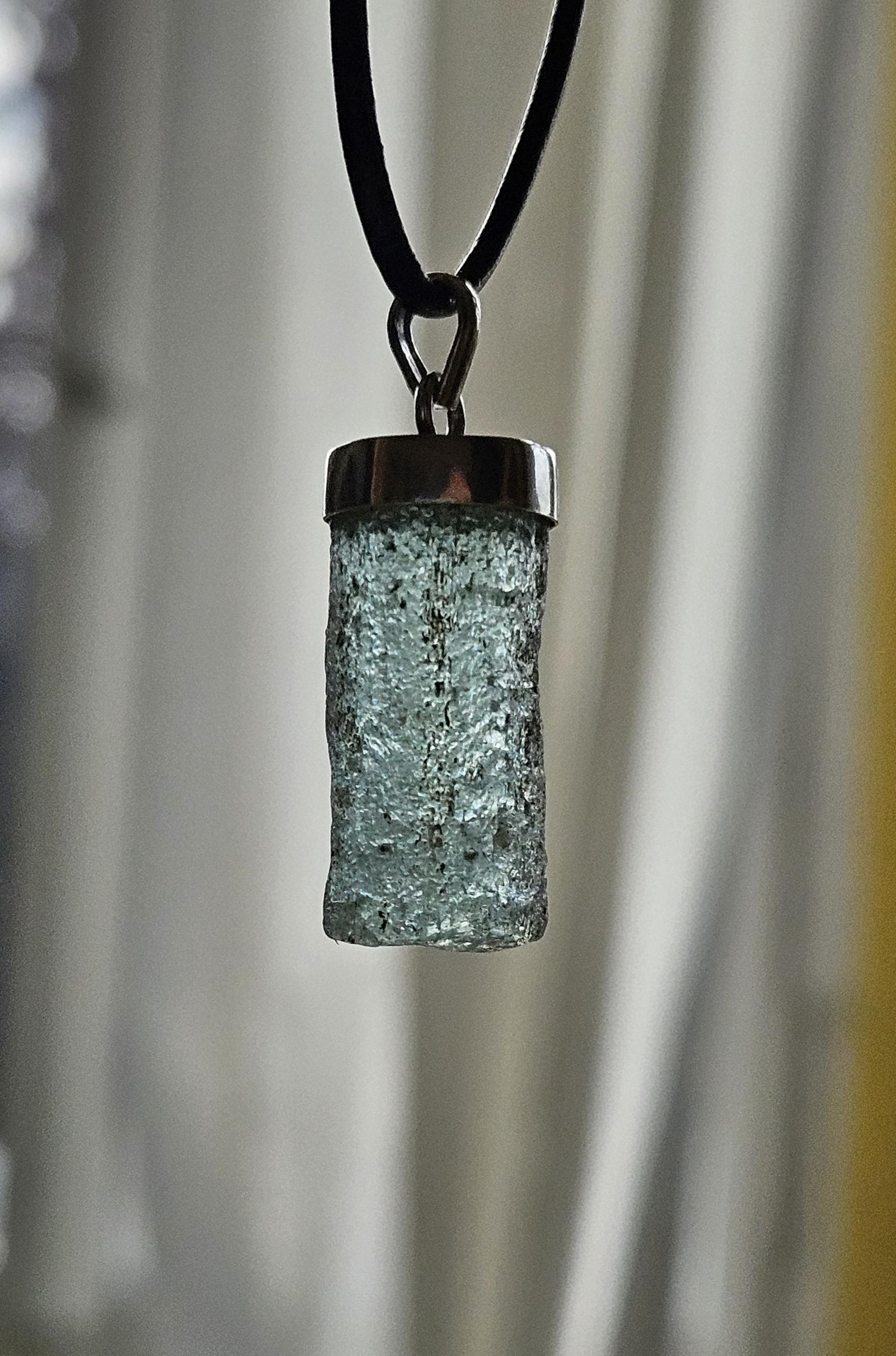 Crasheis Aquamarin Stäbchen Rohstein, Anhänger, an 925er Silberöse, an verstellbarem Lederband