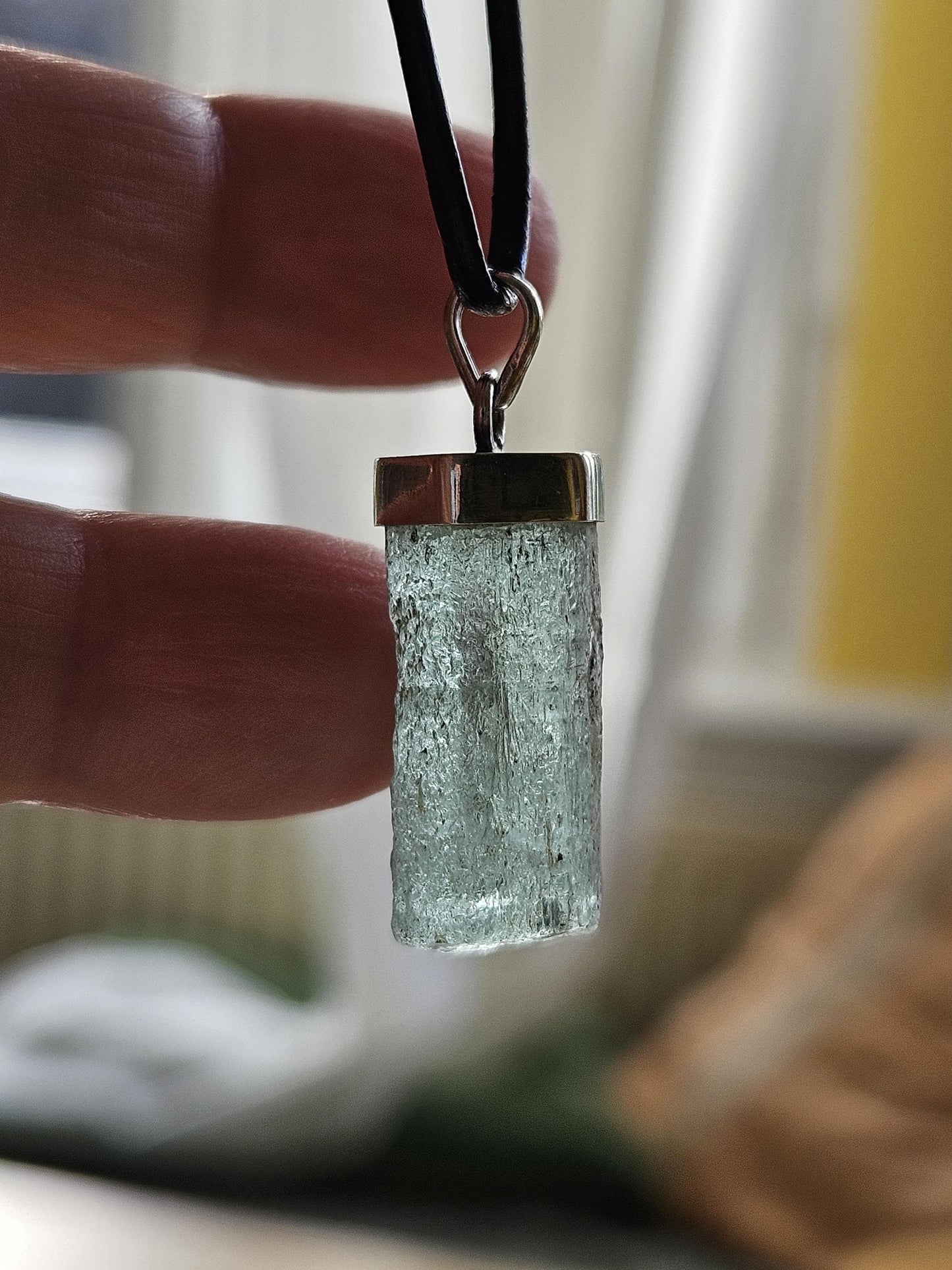 Crasheis Aquamarin Stäbchen Rohstein, Anhänger, an 925er Silberöse, an verstellbarem Lederband