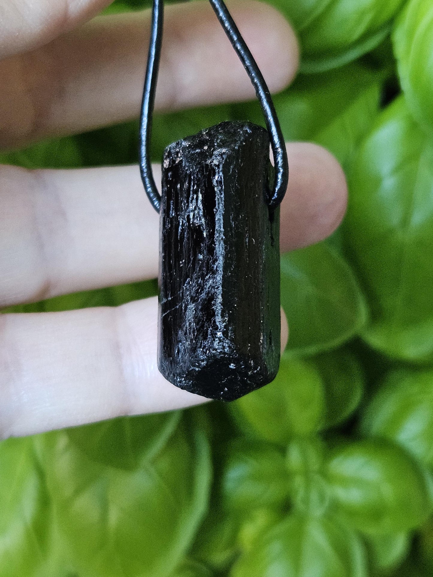 Schwarzer Turmalin Schörl Anhänger, Kristall Spitze, roh belassen, 34 x 19 x 15 mm, an verstellbarem Lederband
