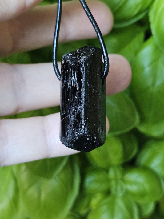 Schwarzer Turmalin Schörl Anhänger, Kristall Spitze, roh belassen, 34 x 19 x 15 mm, an verstellbarem Lederband