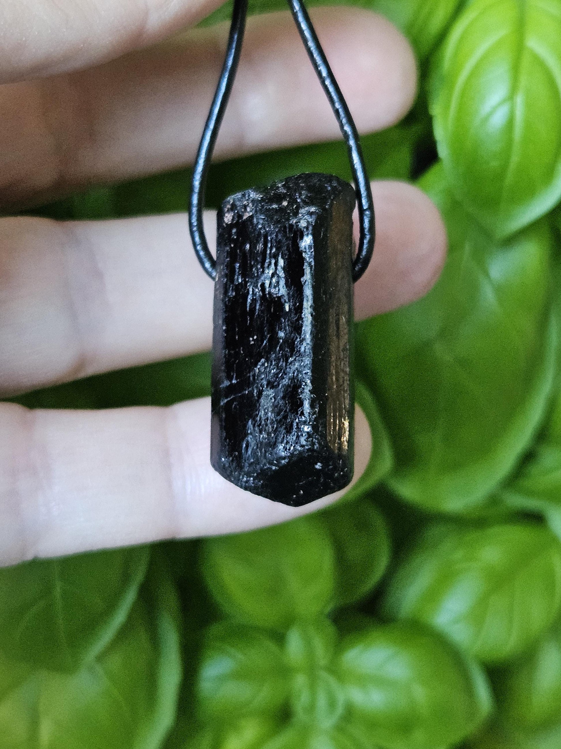 Schwarzer Turmalin Schörl Anhänger, Kristall Spitze, roh belassen, 34 x 19 x 15 mm, an verstellbarem Lederband