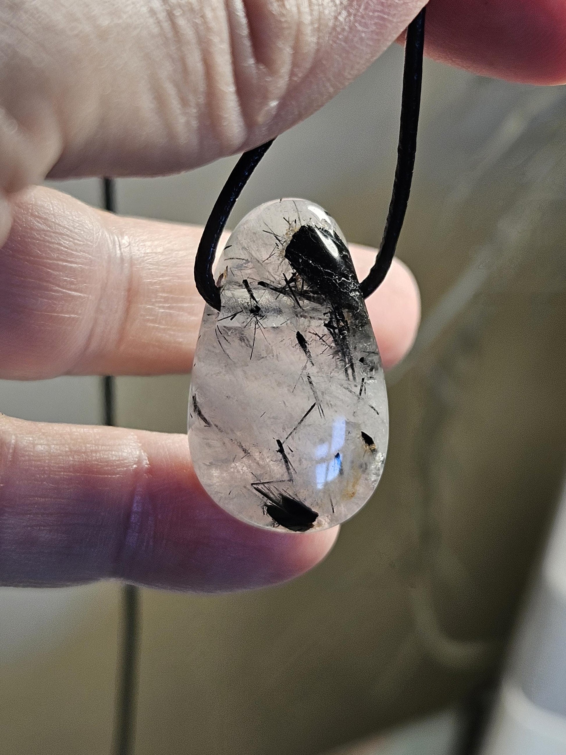 Turmalin Quarz Rutilquarz, Quarz mit schwarzen Turmalin Stäbchen, Schörl, Anhänger, 31 x 18 x 9 mm, gebohrt, an verstellbarem Lederband