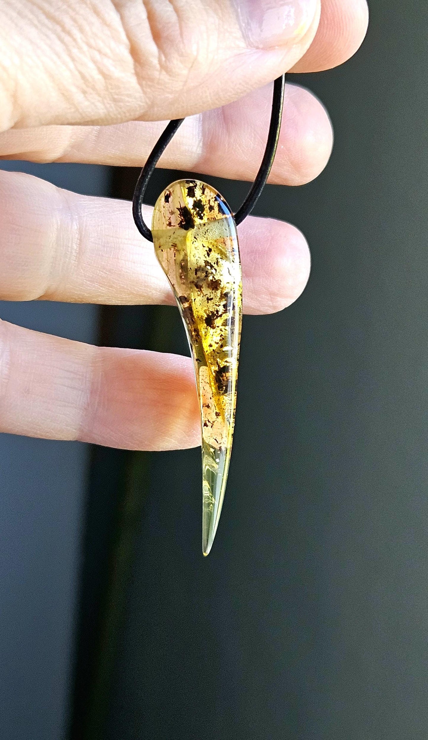 Feiner Bernstein Anhänger, mit Einschlüssen von Blüten Blätterskelett Bernstein Amulett, gebohrt 53 x 12 x 8 mm, an verstellbarem Lederband