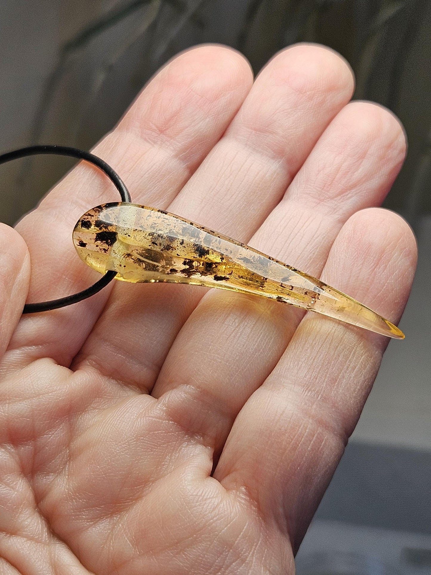Feiner Bernstein Anhänger, mit Einschlüssen von Blüten Blätterskelett Bernstein Amulett, gebohrt 53 x 12 x 8 mm, an verstellbarem Lederband