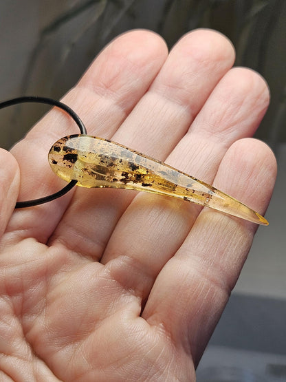 Feiner Bernstein Anhänger, mit Einschlüssen von Blüten Blätterskelett Bernstein Amulett, gebohrt 53 x 12 x 8 mm, an verstellbarem Lederband