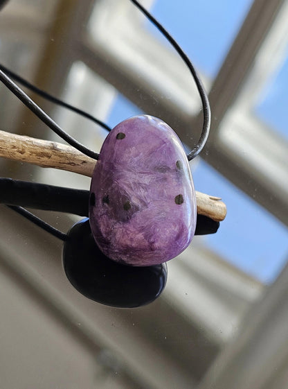 Traum von Charoit Anhänger, Charoite Anhänger, 30 x 21 x 14 mm, gebohrt, an verstellbarem Lederband