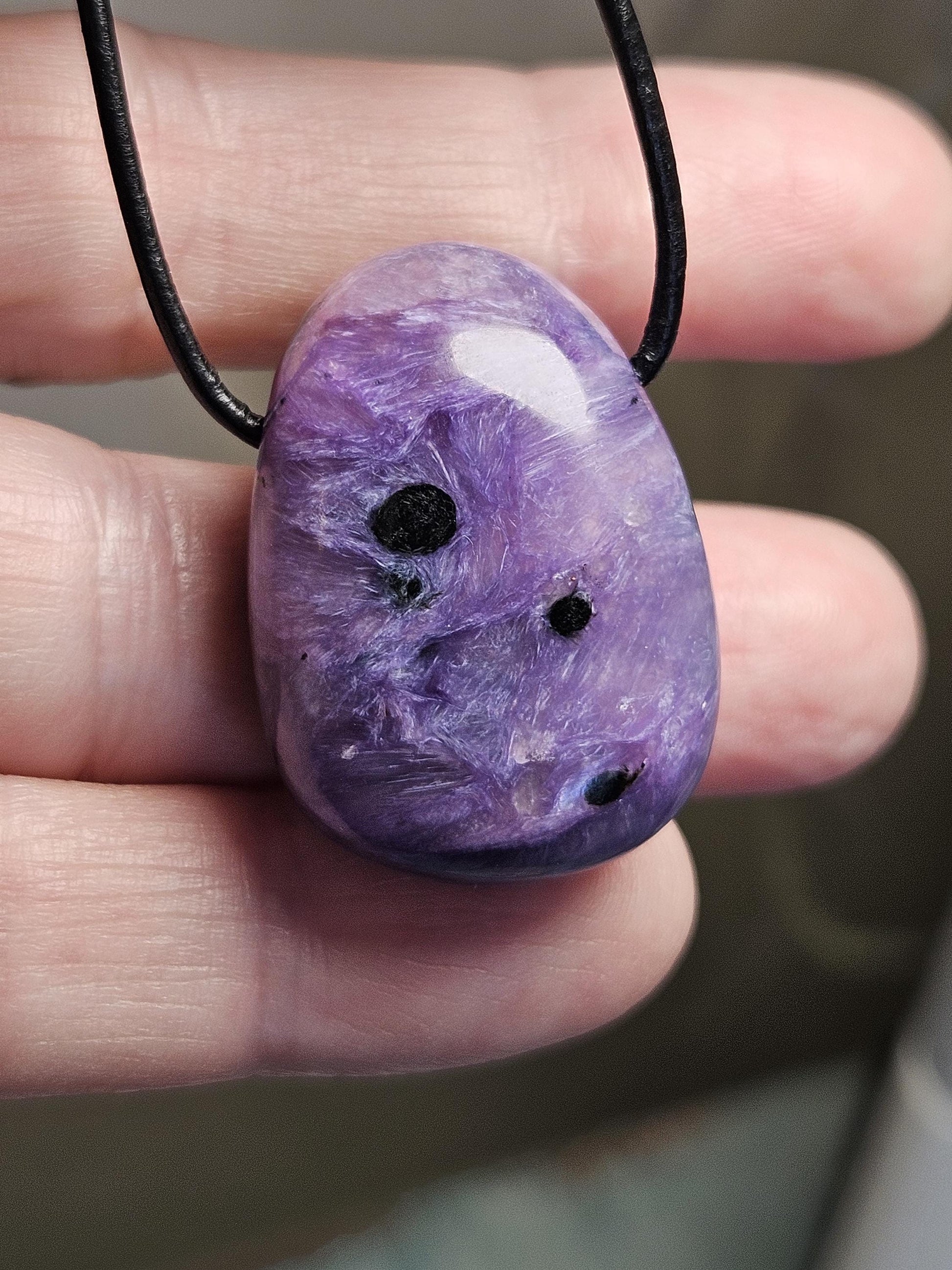 Traum von Charoit Anhänger, Charoite Anhänger, 30 x 21 x 14 mm, gebohrt, an verstellbarem Lederband