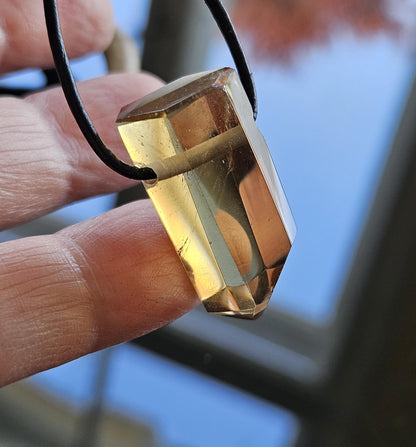 Citrin Kristall unbehandelt ungebrannt Citrin Spitze, 27 x 15 x 11 mm, gebohrt, an verstellbarem Lederband