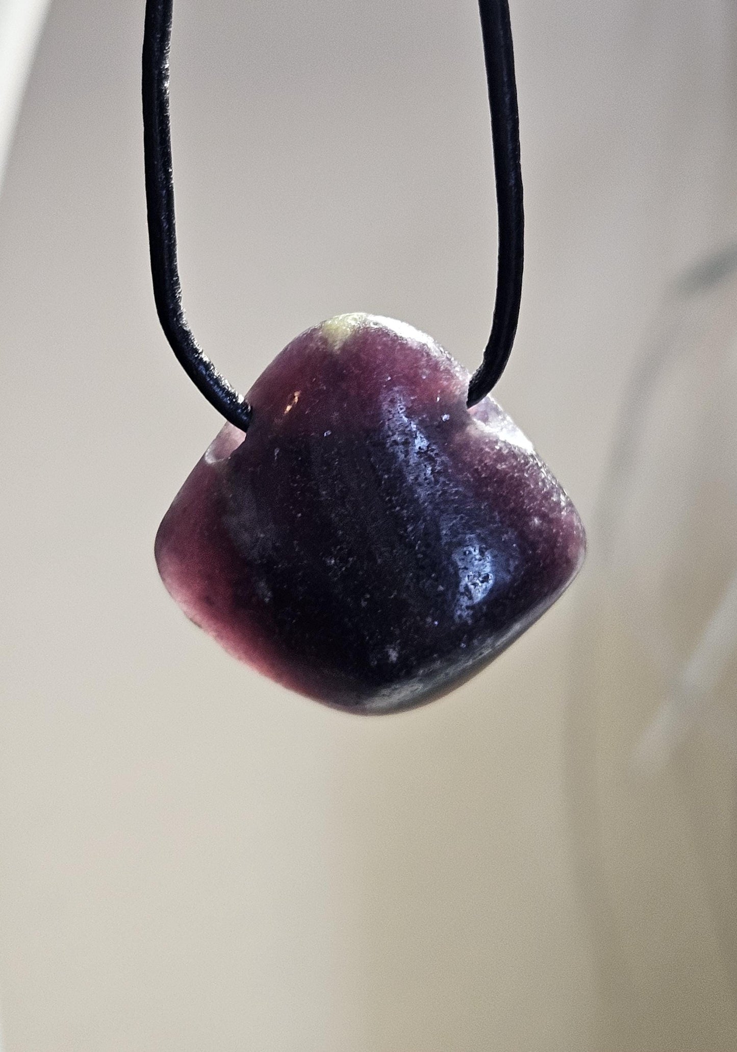 Lepidolith mit Glimmergestein, Lepidolite, Anhänger, 27 x 27 x 12 mm, gebohrt, an verstellbarem Lederband
