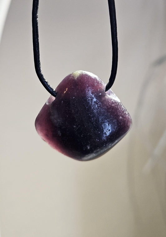 Lepidolith mit Glimmergestein, Lepidolite, Anhänger, 27 x 27 x 12 mm, gebohrt, an verstellbarem Lederband