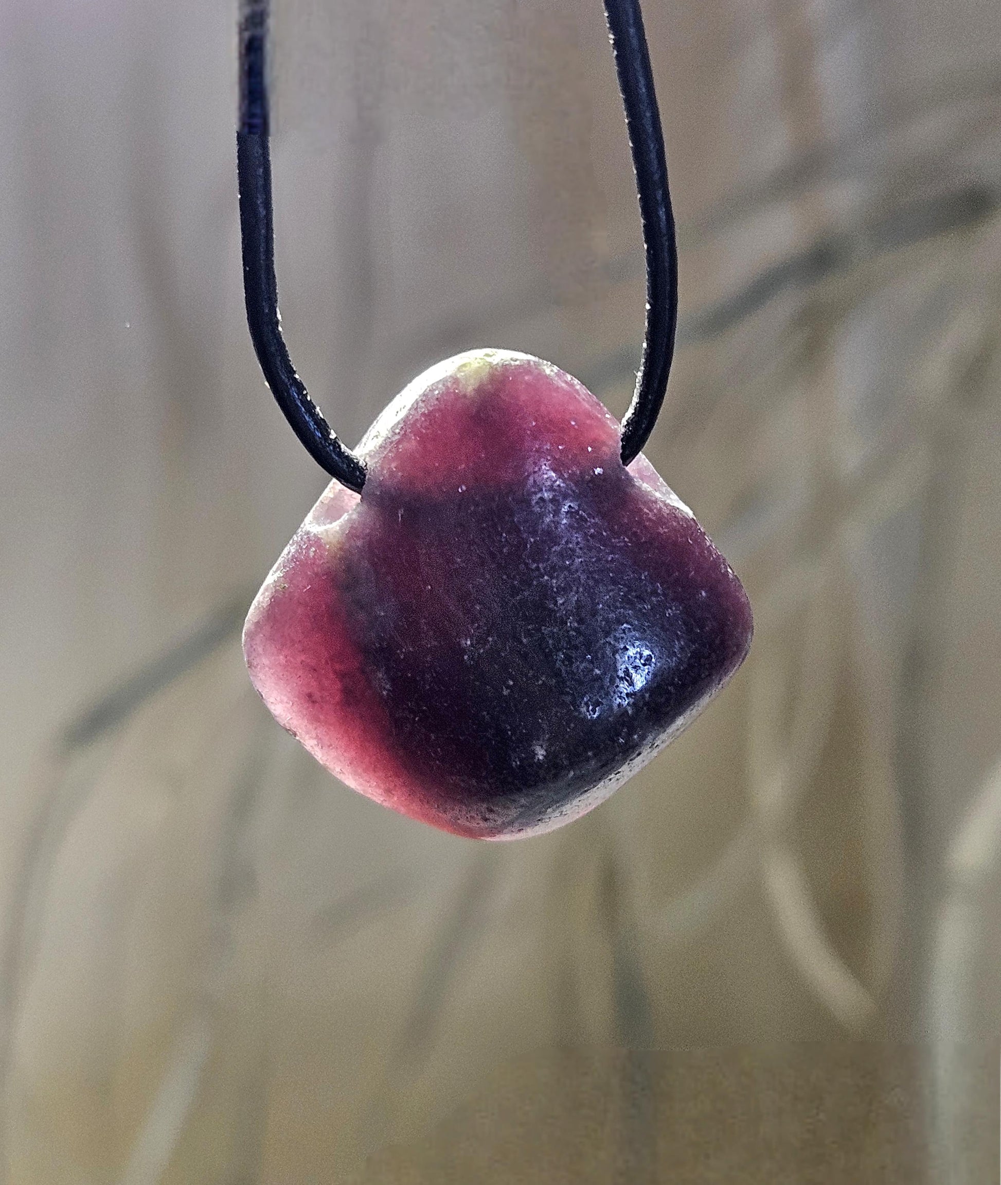 Lepidolith mit Glimmergestein, Lepidolite, Anhänger, 27 x 27 x 12 mm, gebohrt, an verstellbarem Lederband