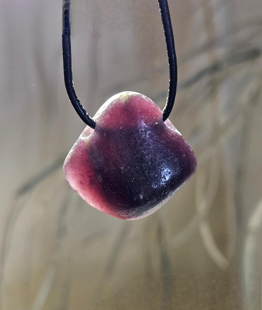 Lepidolith mit Glimmergestein, Lepidolite, Anhänger, 27 x 27 x 12 mm, gebohrt, an verstellbarem Lederband