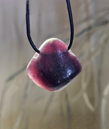 Lepidolith mit Glimmergestein, Lepidolite, Anhänger, 27 x 27 x 12 mm, gebohrt, an verstellbarem Lederband