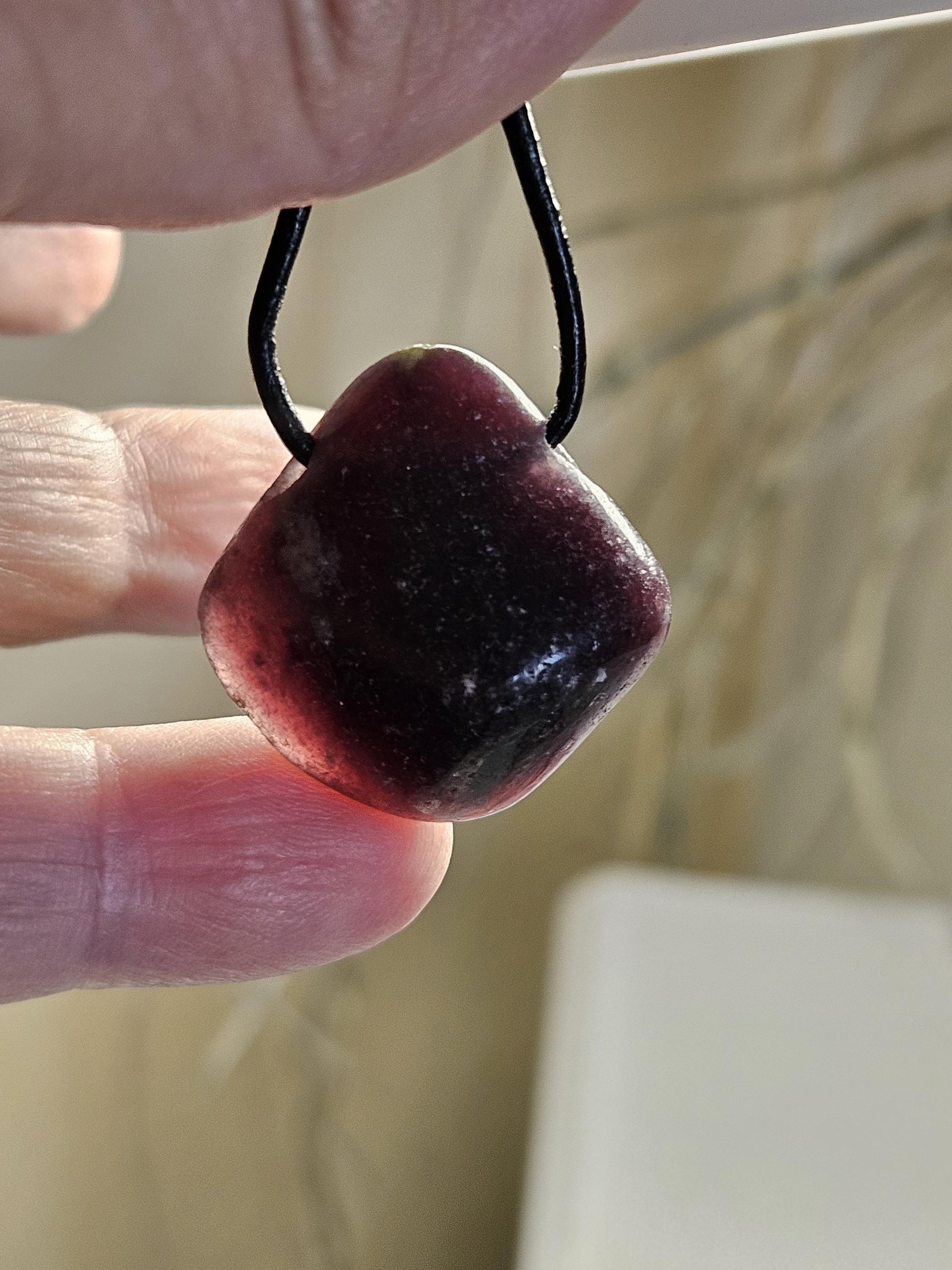 Lepidolith mit Glimmergestein, Lepidolite, Anhänger, 27 x 27 x 12 mm, gebohrt, an verstellbarem Lederband