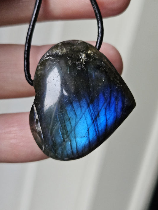 Labradorit Herz Spektrolith Anhänger blau grün 32 x 28 x 11 mm, gebohrt an verstellbarem Lederband