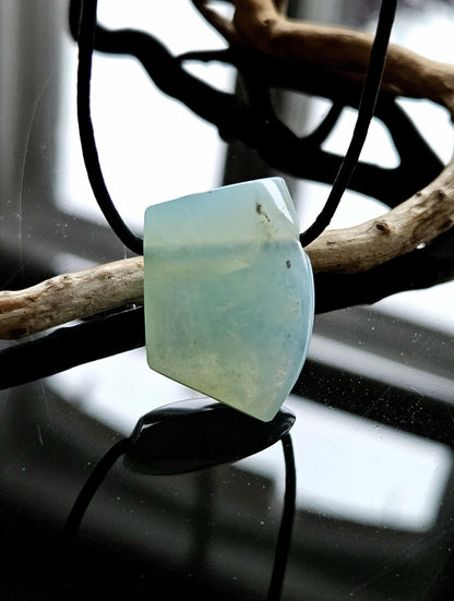 Seltener Andenopal blau Chrysopal hellblau türkis Anhänger, 28 x 23 x 10 mm, gebohrt, an verstellbarem Lederband