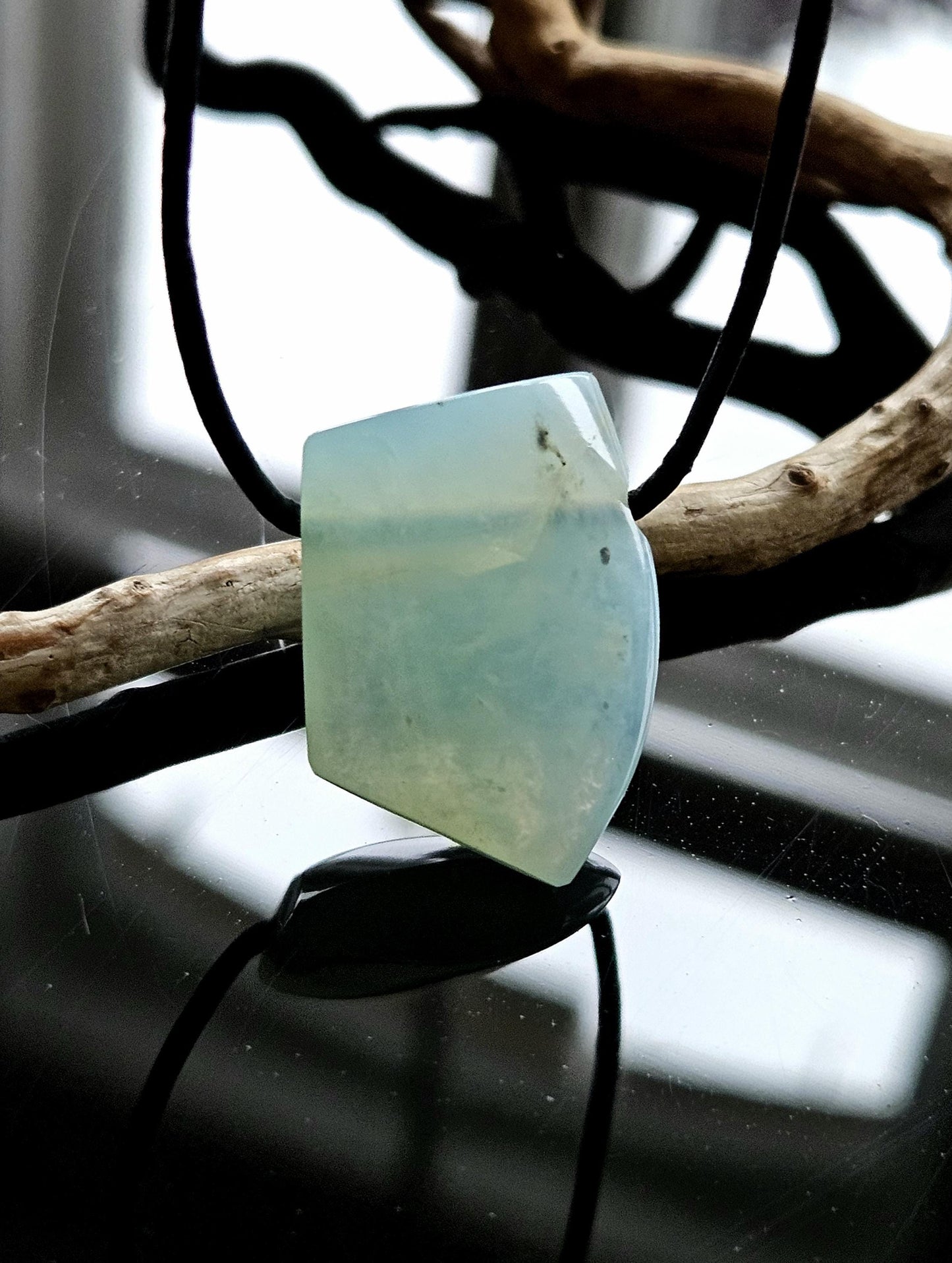 Seltener Andenopal blau Chrysopal hellblau türkis Anhänger, 28 x 23 x 10 mm, gebohrt, an verstellbarem Lederband