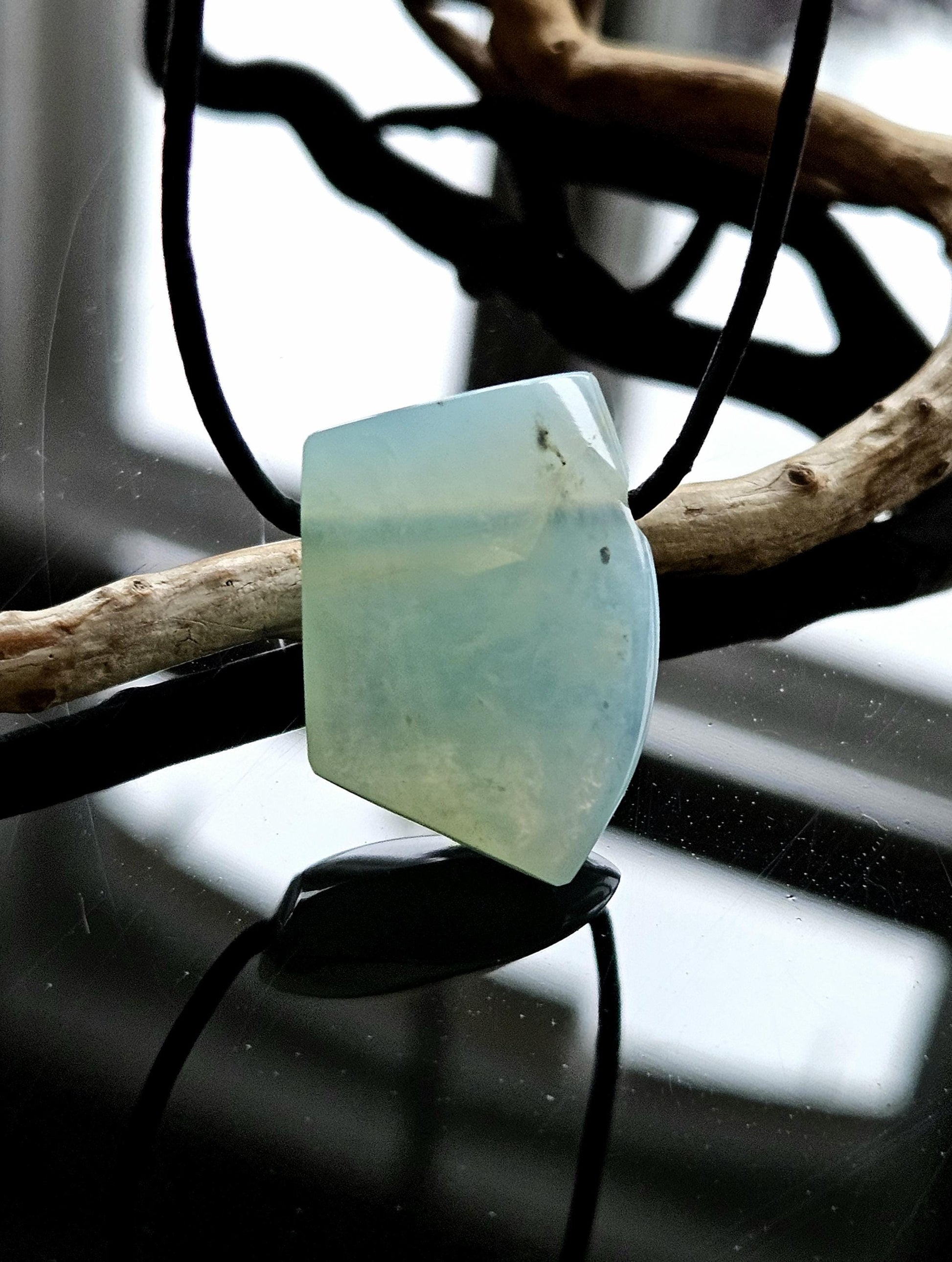 Seltener Andenopal blau Chrysopal hellblau türkis Anhänger, 28 x 23 x 10 mm, gebohrt, an verstellbarem Lederband