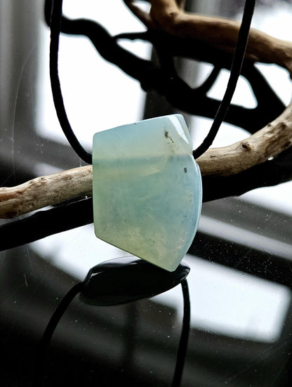 Seltener Andenopal blau Chrysopal hellblau türkis Anhänger, 28 x 23 x 10 mm, gebohrt, an verstellbarem Lederband
