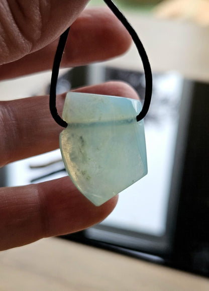 Seltener Andenopal blau Chrysopal hellblau türkis Anhänger, 28 x 23 x 10 mm, gebohrt, an verstellbarem Lederband