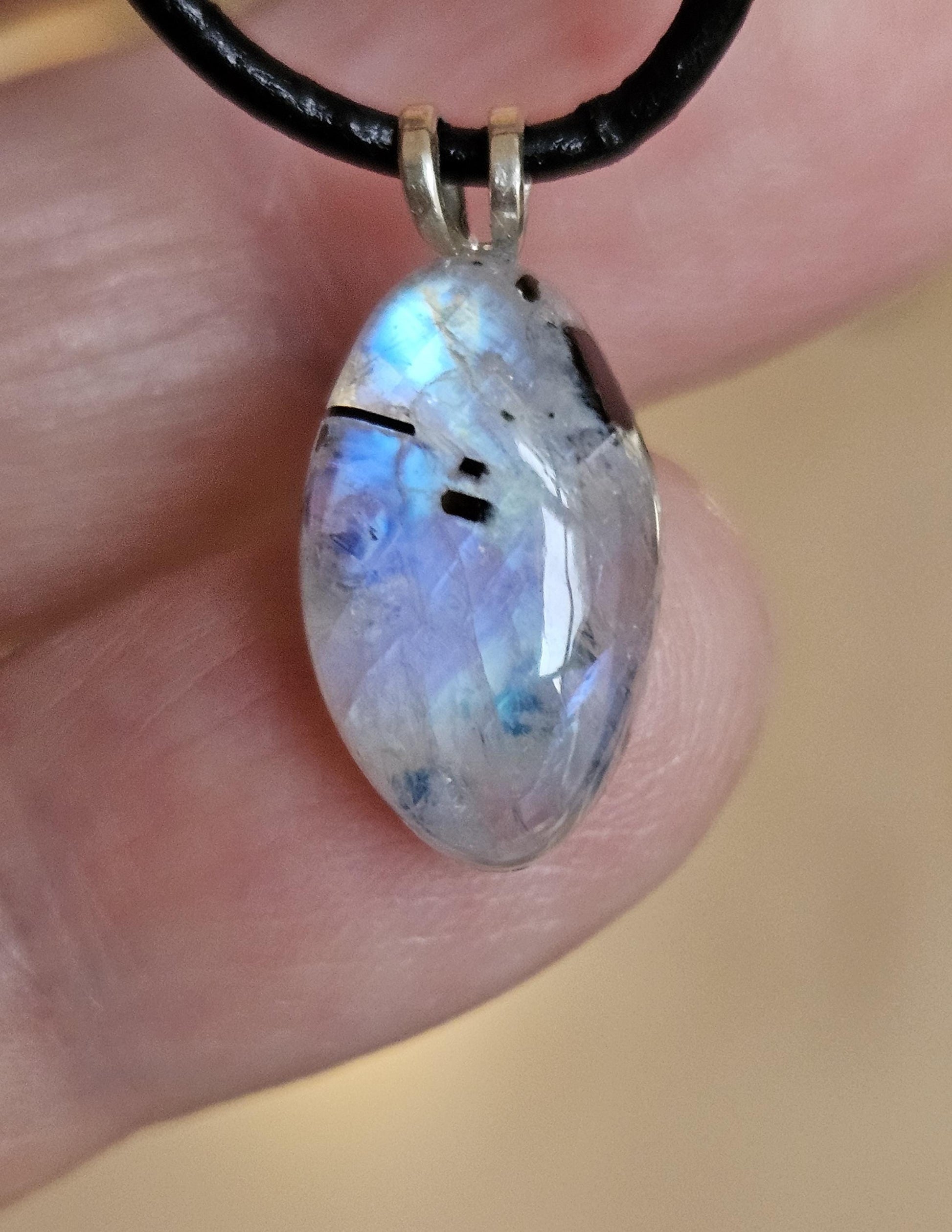 Kleiner Regenbogen Mondstein weißer Labradorit mit schwarzem Turmalin Anhänger, an 925er SilberÖse, an verstellbarem Lederband