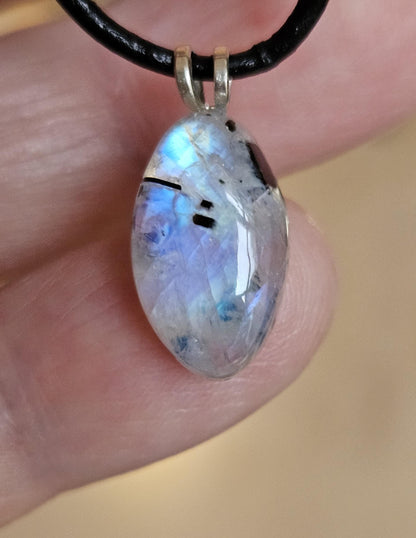 Kleiner Regenbogen Mondstein weißer Labradorit mit schwarzem Turmalin Anhänger, an 925er SilberÖse, an verstellbarem Lederband