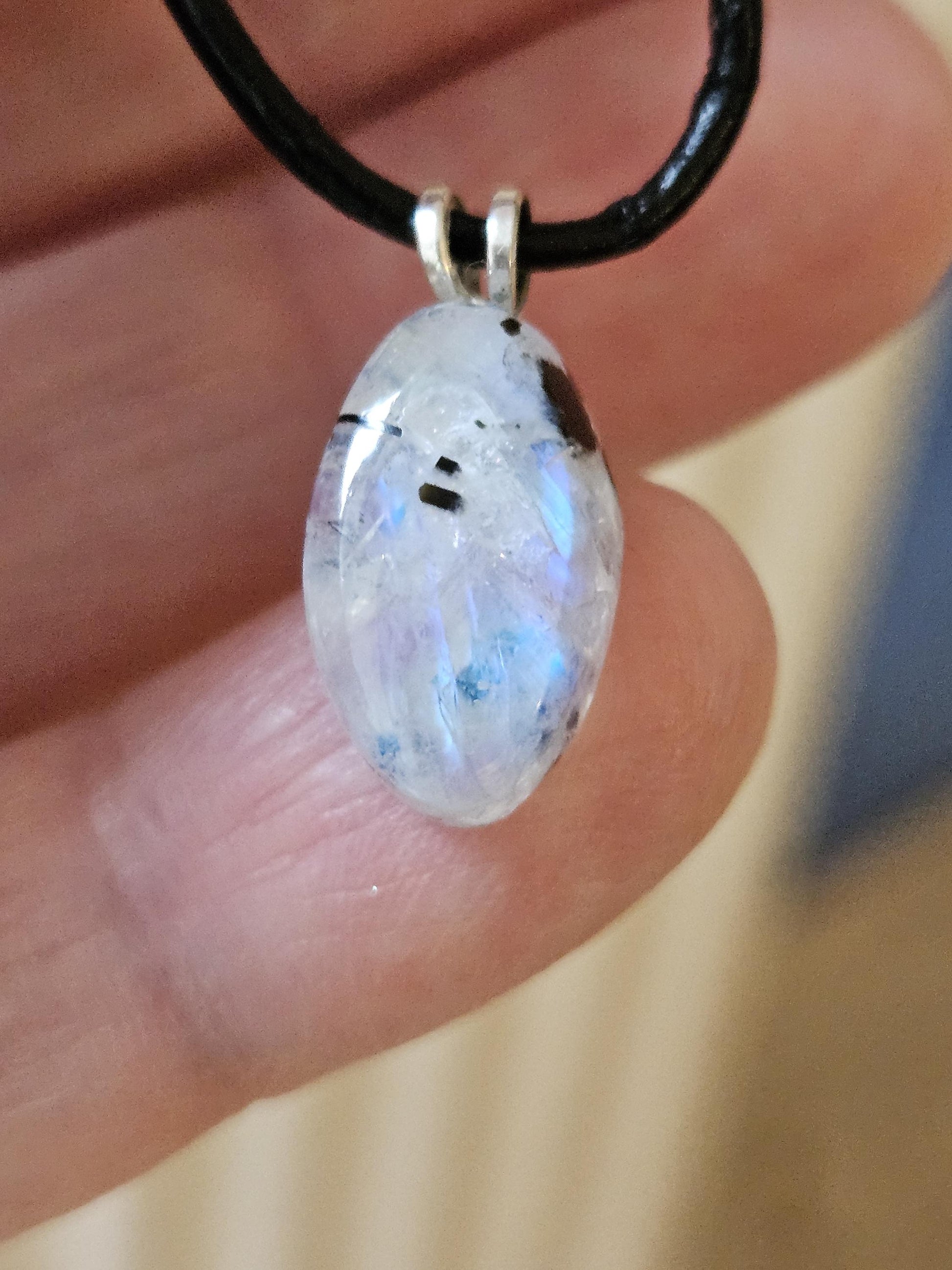 Kleiner Regenbogen Mondstein weißer Labradorit mit schwarzem Turmalin Anhänger, an 925er SilberÖse, an verstellbarem Lederband