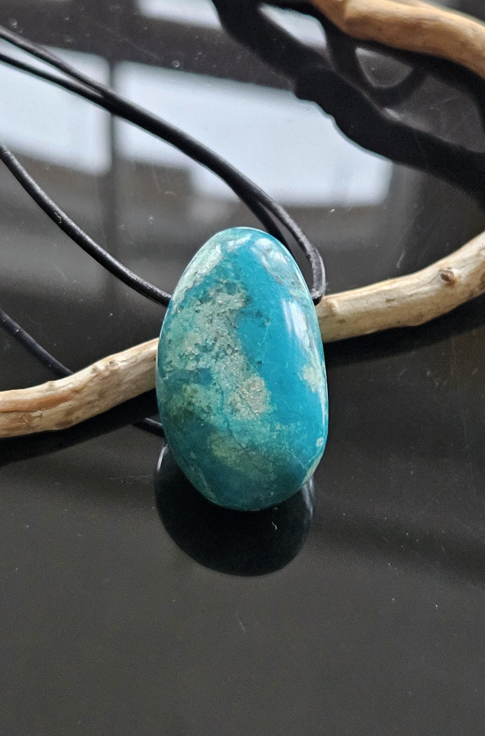 Chrysokoll Anhänger, 35 x 20 x 15 mm, gebohrt, an verstellbarem Lederband