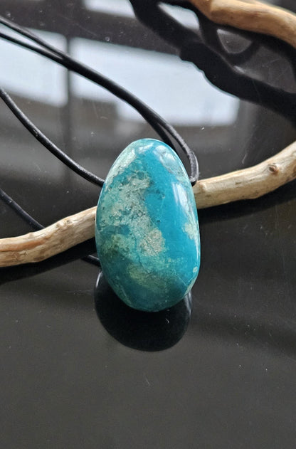 Chrysokoll Anhänger, 35 x 20 x 15 mm, gebohrt, an verstellbarem Lederband