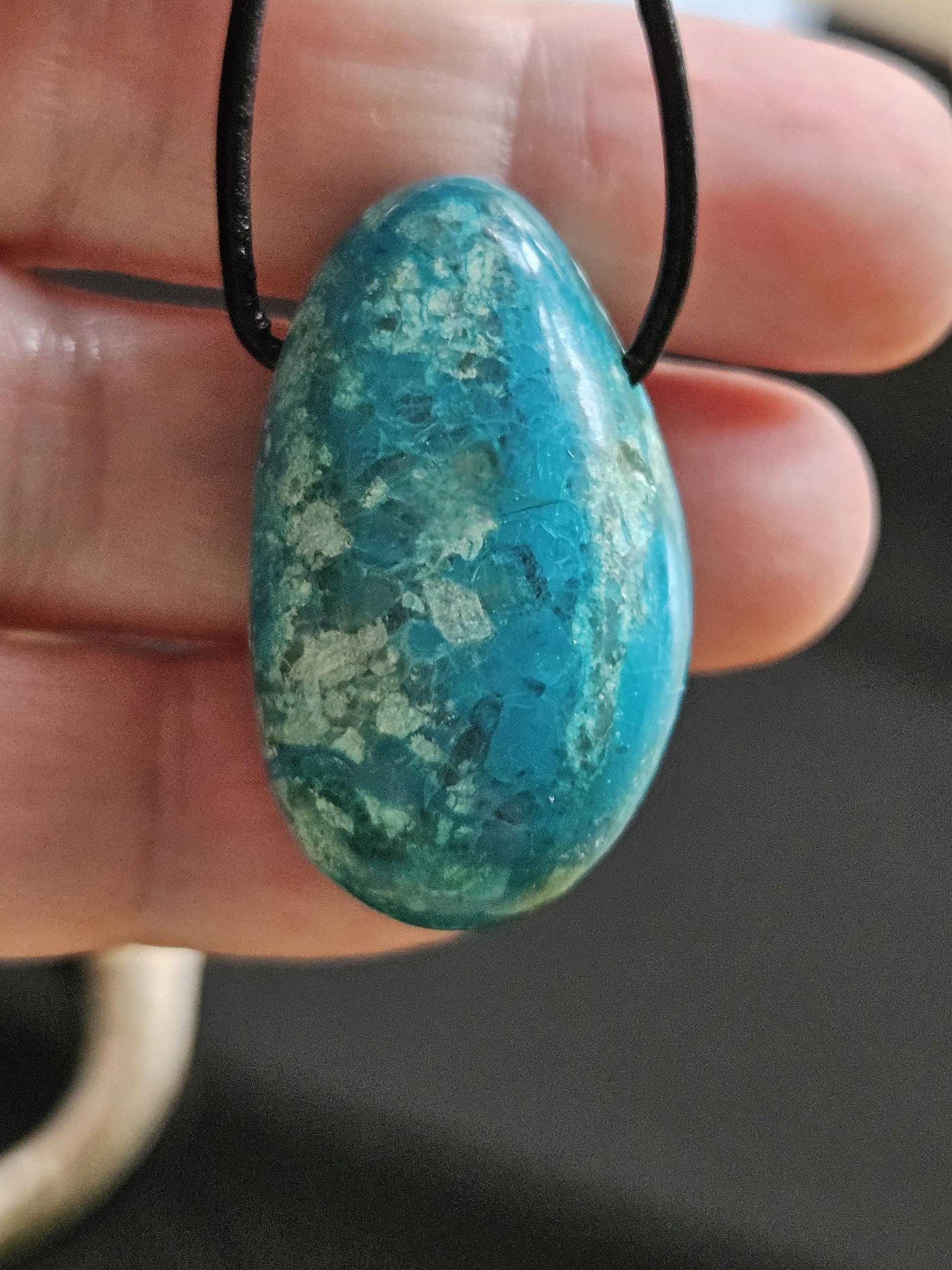 Chrysokoll Anhänger, 35 x 20 x 15 mm, gebohrt, an verstellbarem Lederband
