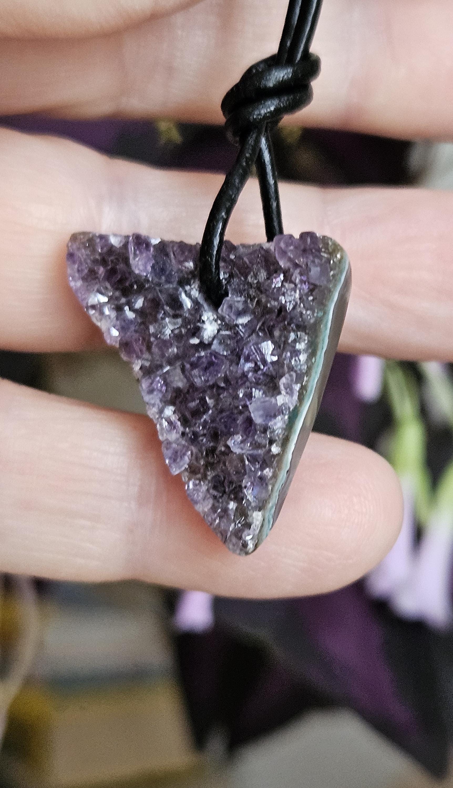 Amethyst Uruguay Kristall , Rohstein, Healing Crystal, Heilkristall, 25 x 25 x 11 mm, gebohrt an verstellbarem Lederband