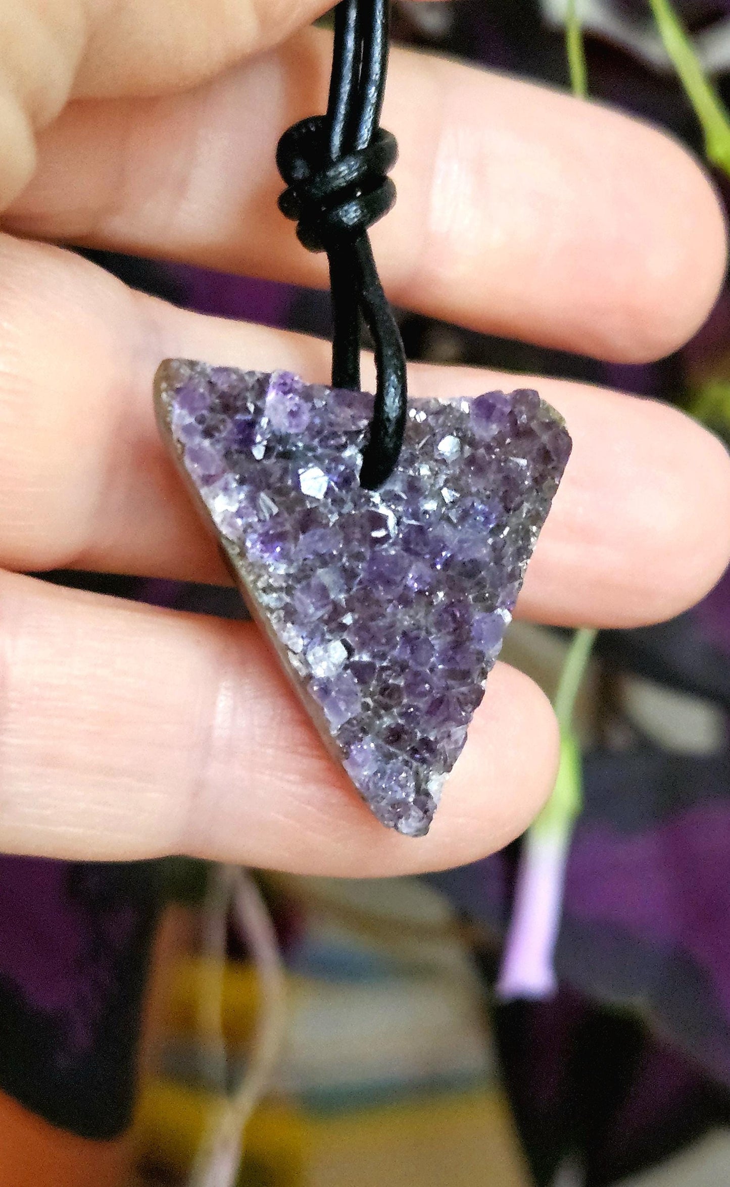 Amethyst Uruguay Kristall , Rohstein, Healing Crystal, Heilkristall, 25 x 25 x 11 mm, gebohrt an verstellbarem Lederband