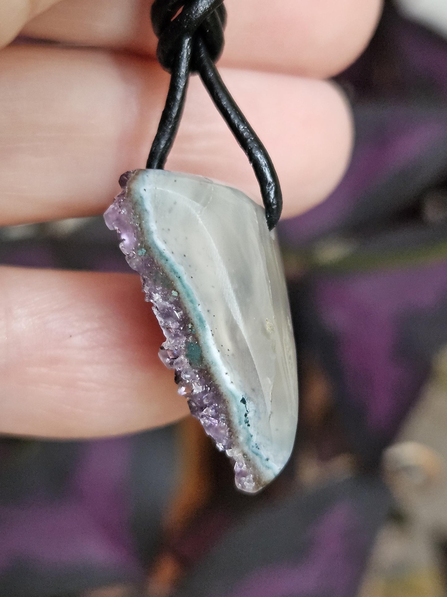 Amethyst Uruguay Kristall , Rohstein, Healing Crystal, Heilkristall, 25 x 25 x 11 mm, gebohrt an verstellbarem Lederband