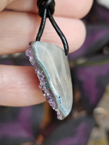 Amethyst Uruguay Kristall , Rohstein, Healing Crystal, Heilkristall, 25 x 25 x 11 mm, gebohrt an verstellbarem Lederband