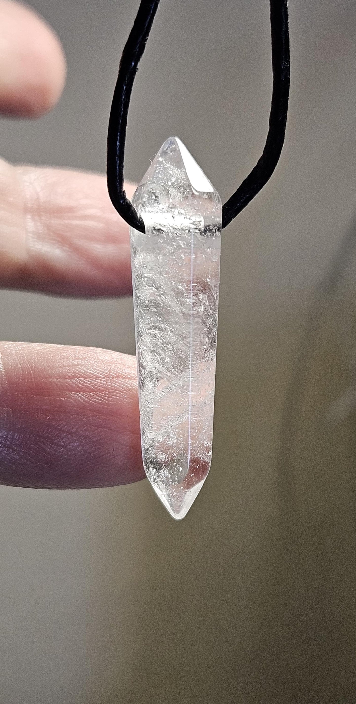 Bergkristall Spitze Doppelspitze Anhänger, 33 x 9 x 9 mm, gebohrt, an verstellbarem Lederband