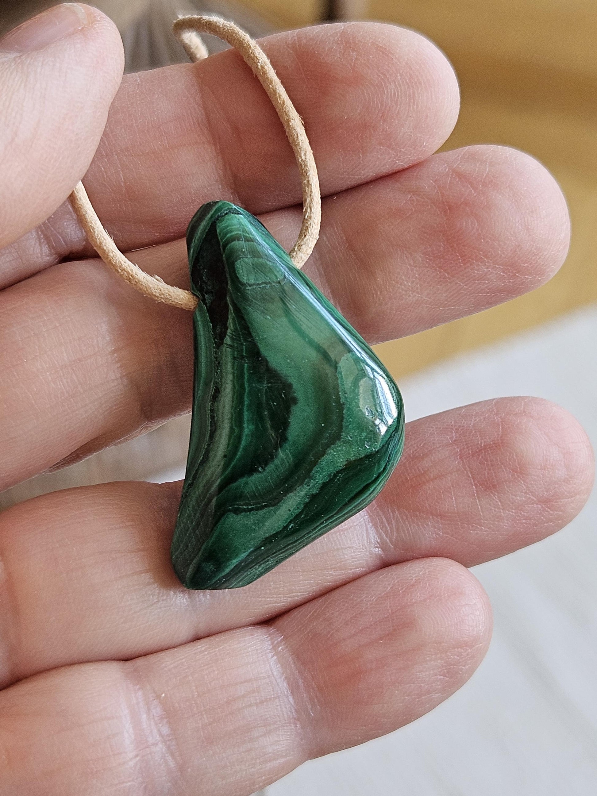 Malachit Anhänger, gebohrt, am Lederband, 37 x 20 x 8 mm, gebohrt, an verstellbarem Lederband