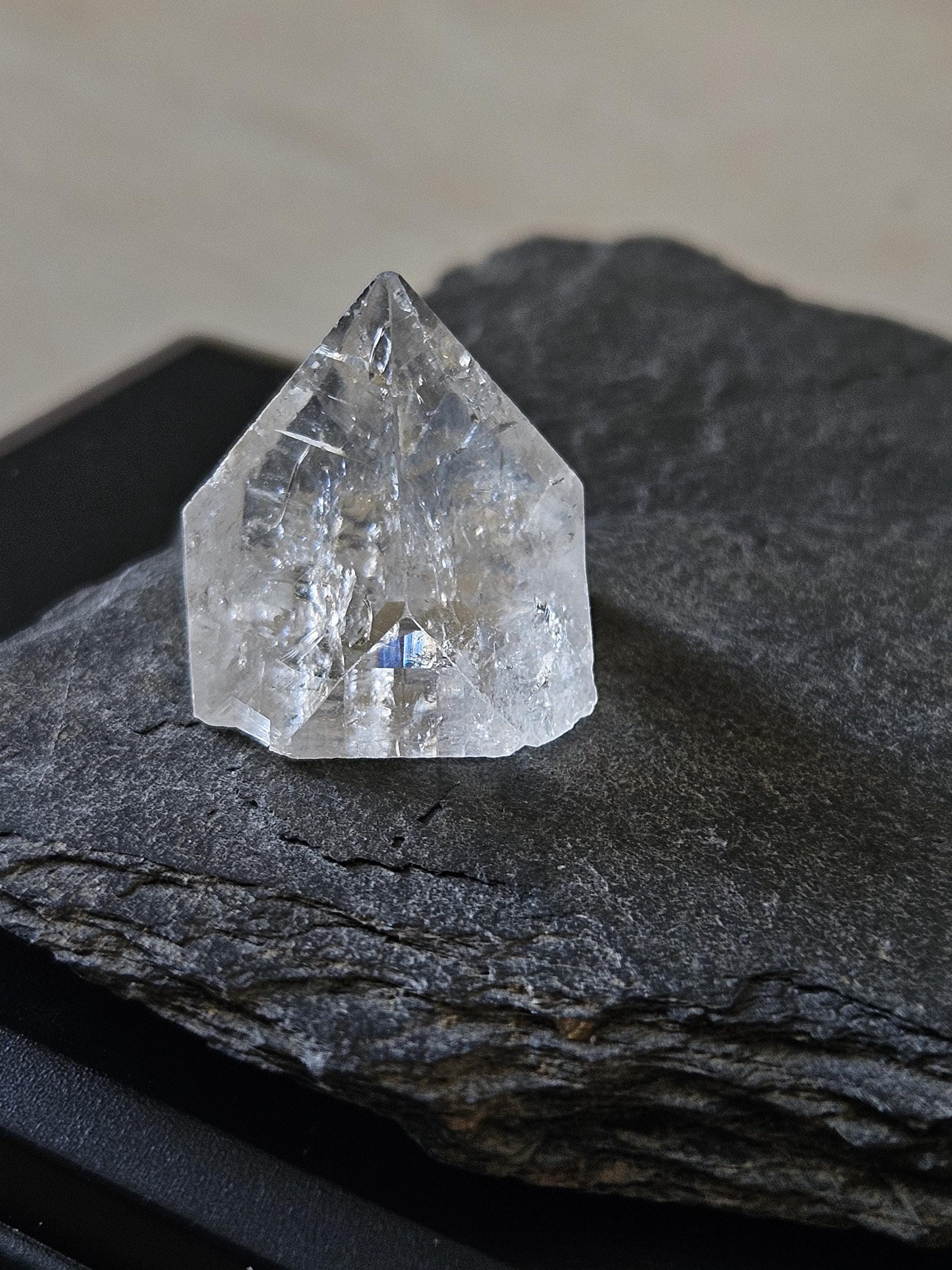 Wunderschöner Apophyllit Apophyllite Kristall Spitze Rohstein 24 x 25 x 24 mm