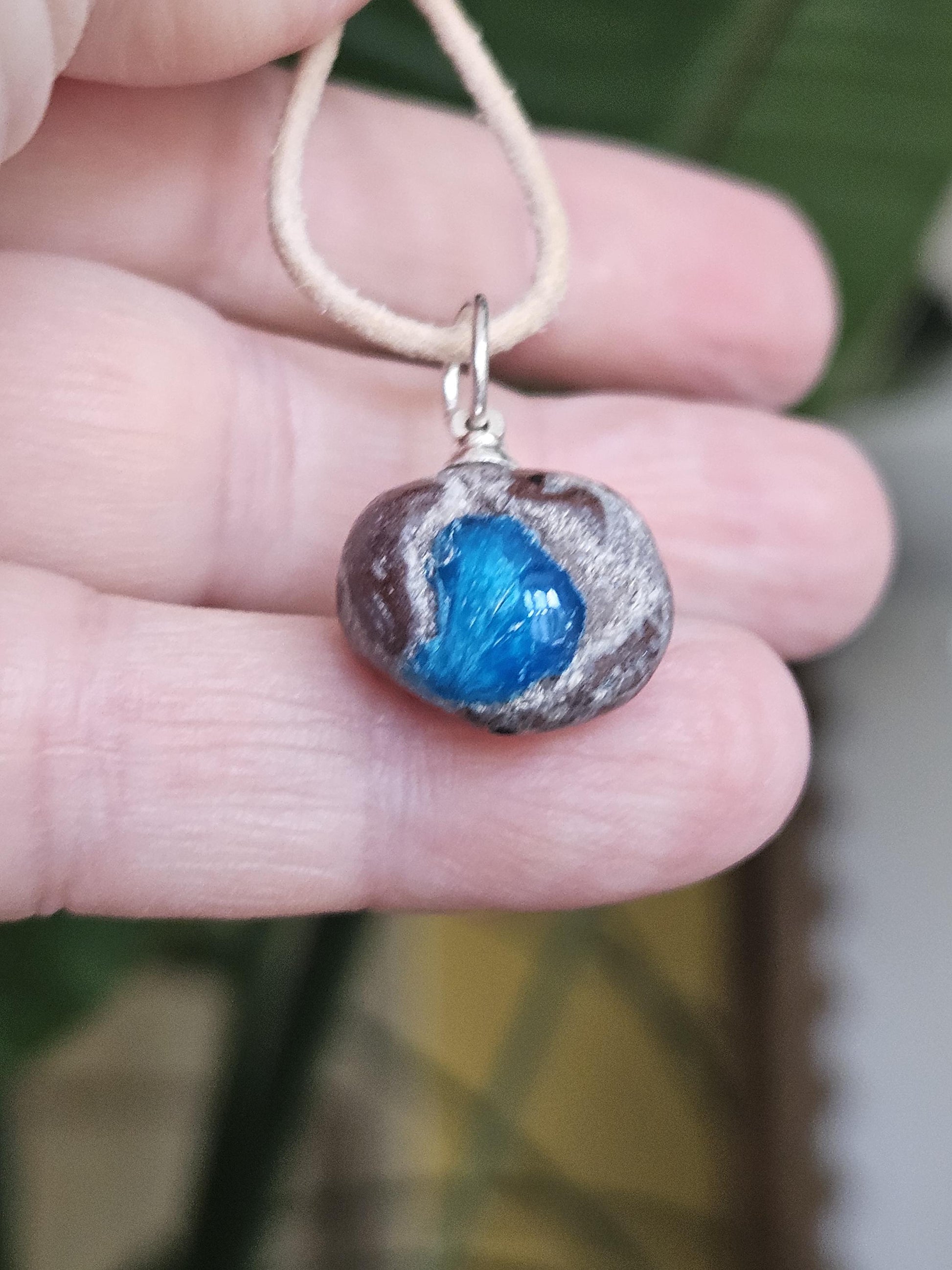 Rarität Cavansit, Cavansite aus Neuseeland, Anhänger an 925erSilberÖse, an verstellbarem Lederband