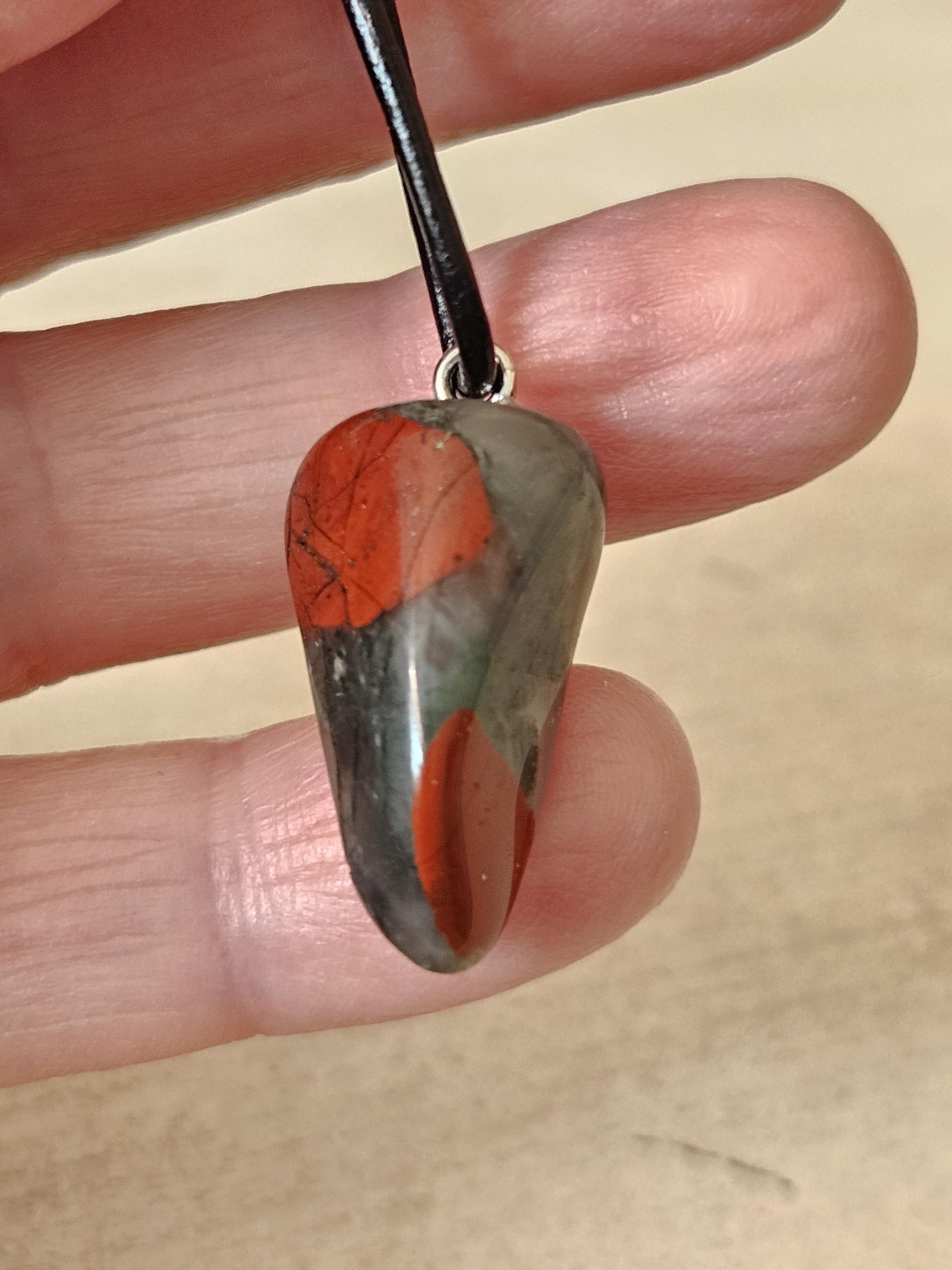 Drachenblut Jaspis, Drachenblut Stein ,Anhänger, gebohrt an Silberöse, an verstellbarem Lederband