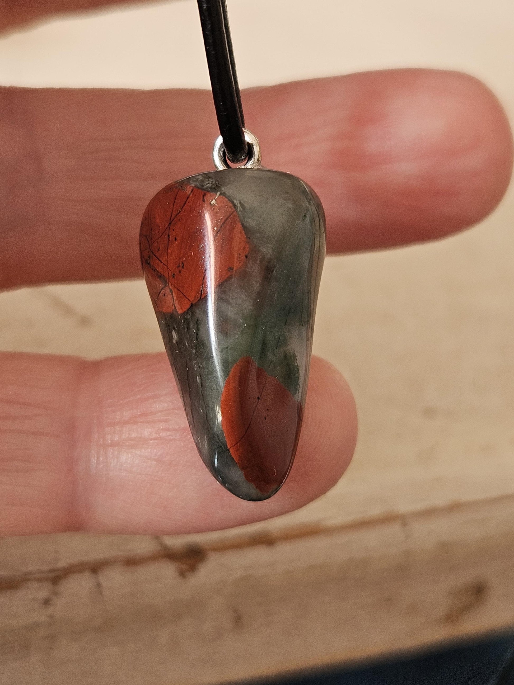 Drachenblut Jaspis, Drachenblut Stein ,Anhänger, gebohrt an Silberöse, an verstellbarem Lederband