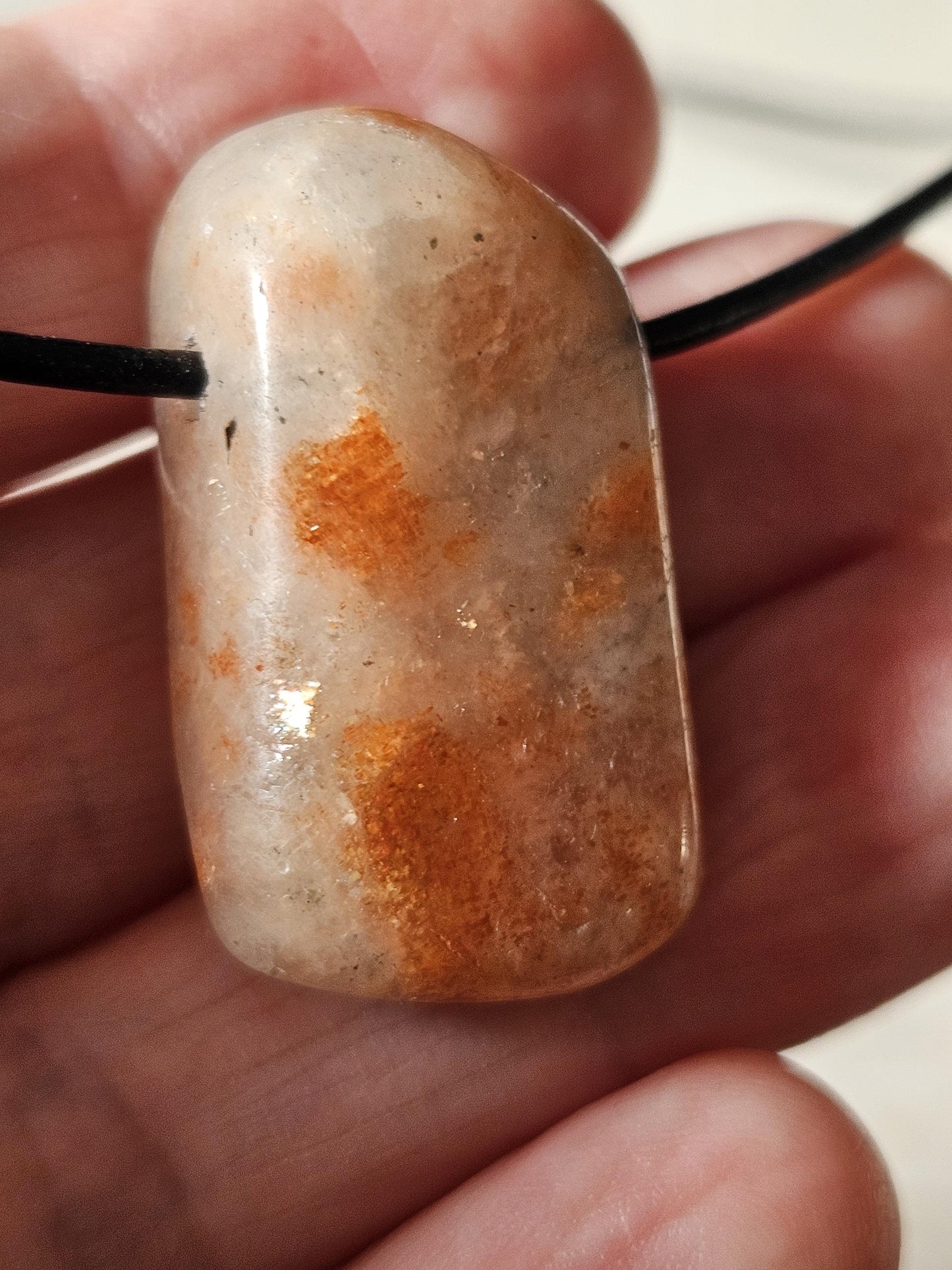 Sonnenstein Anhänger, 30 x 18 x 11 mm, gebohrt, an verstellbarem Lederband