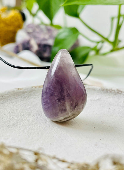 Amethyst, Anhänger, 32 x 20 x 13 mm, gebohrt, am Lederband