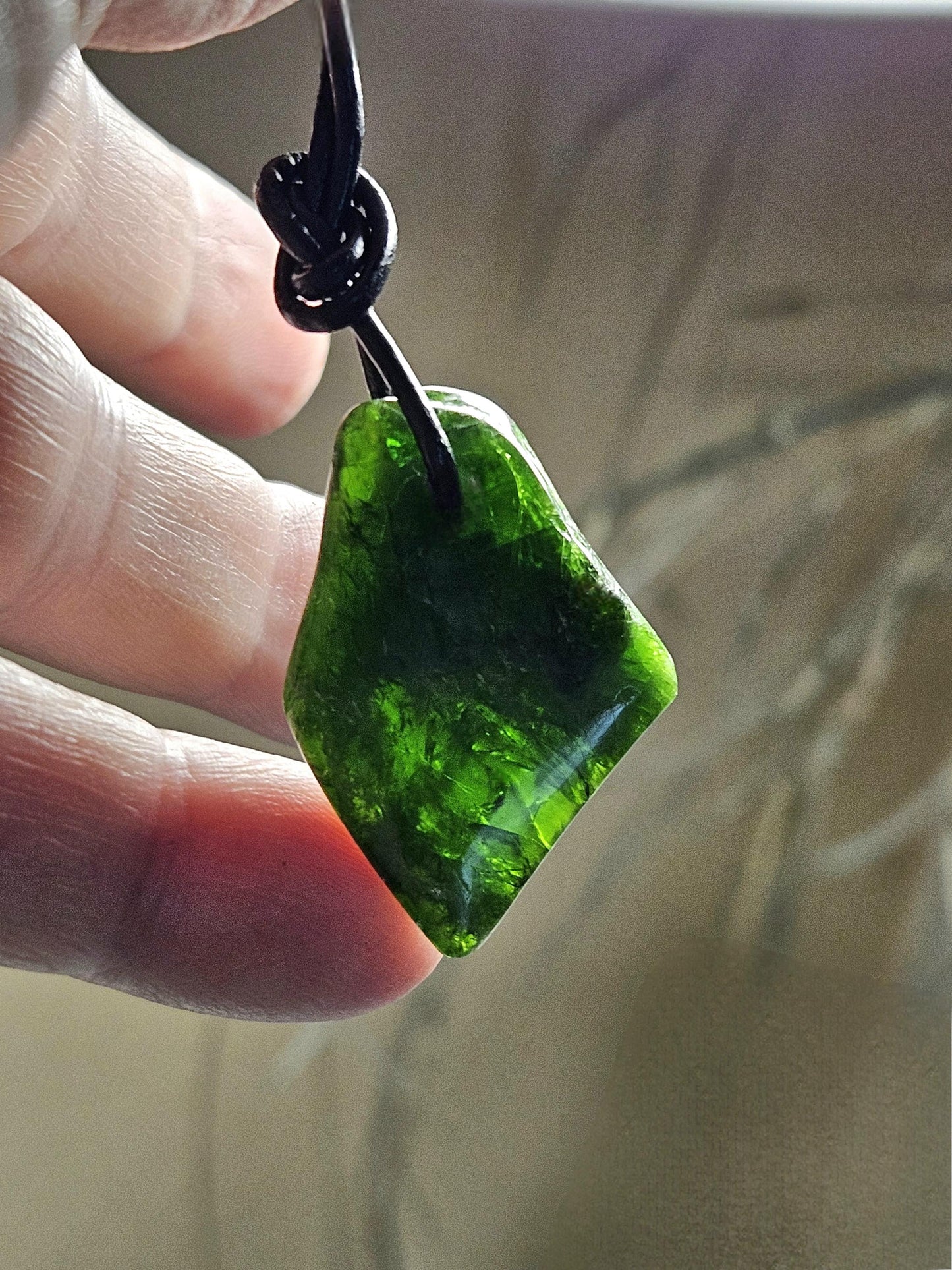 Magischer Chromdiopsid Anhänger, 33 x 23 x 6 mm, am Lederband