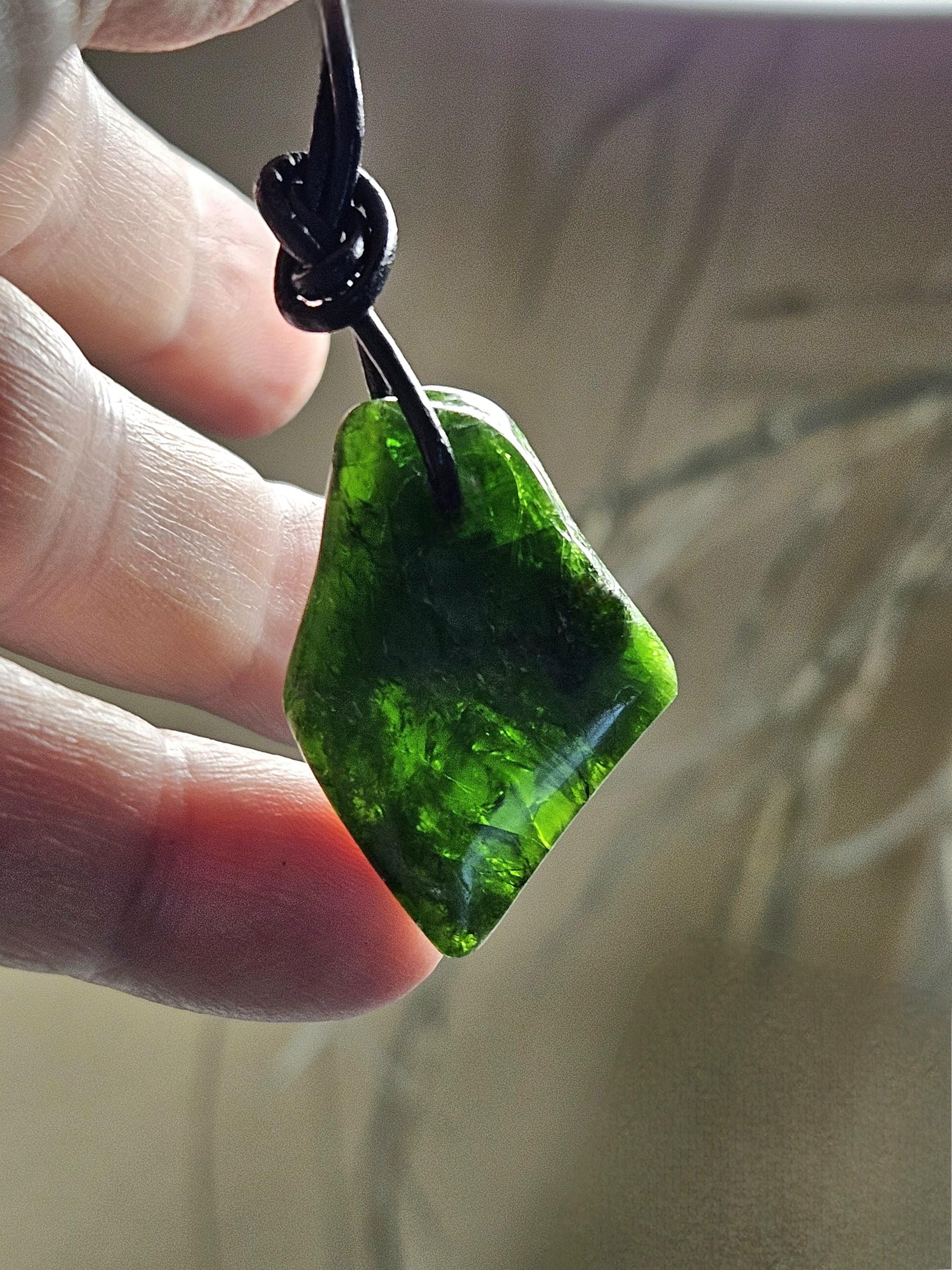 Magischer Chromdiopsid Anhänger, 33 x 23 x 6 mm, am Lederband