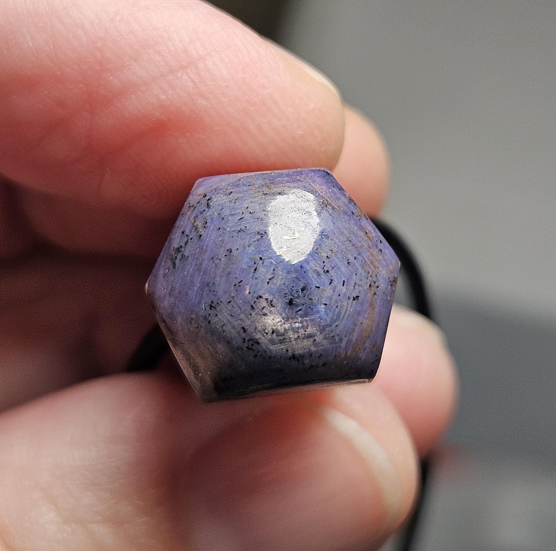 Stern Saphir Stäbchen Sternsaphir Rohstein Anhänger 26 x 14 x 14 mm, gebohrt, an verstellbarem Lederband